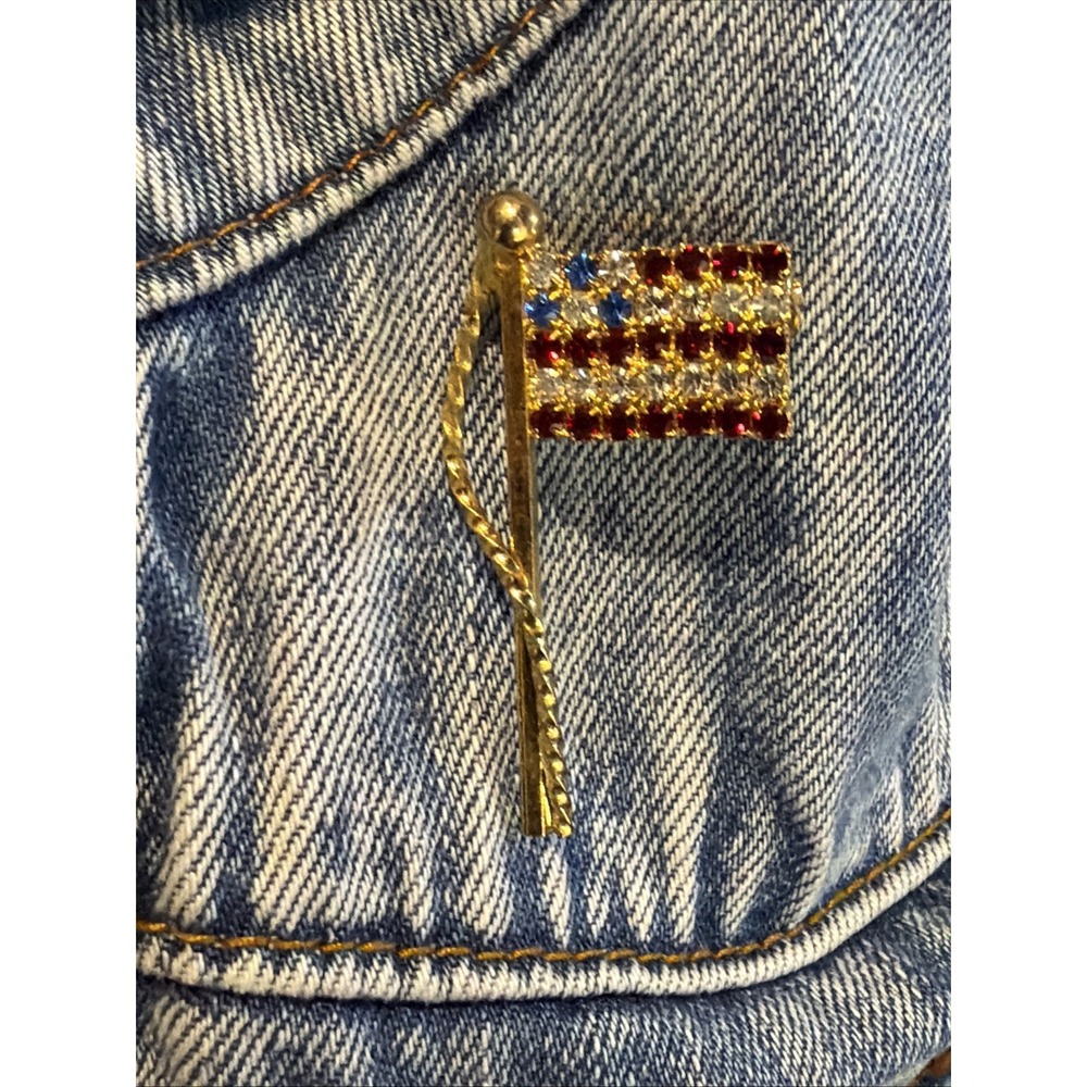 VTG USA Red White & Blue Rhinestone American Flag & Pole Brooch Pin Gold Tone 2"